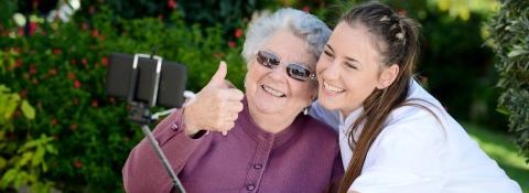 Selfie grand-mère admr 66